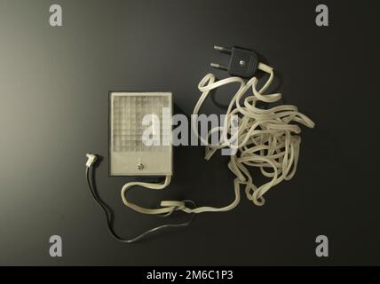 Cámara analógica de época con luz de flash manual aislada sobre blanco  fondo con trazado de recorte Fotografía de stock - Alamy