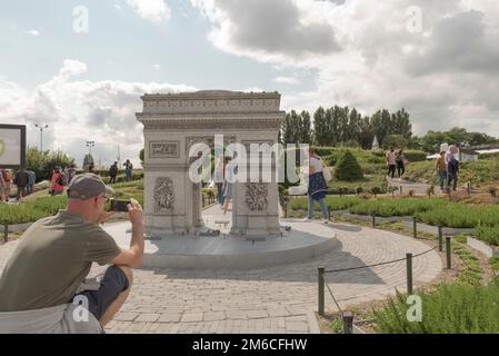 Bruselas, Región de Bruselas-Capital, Bélgica 20-08-2021. Miniaturas en el parque Mini-Europe. Un turista fotografía una miniatura del Arco del Triunfo Foto de stock