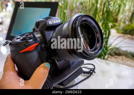 Cámara fotográfica Nikon con lente Zeiss Foto de stock
