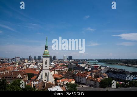 Vista aérea sobre la catedral de bratislava st martins y el danubio Foto de stock