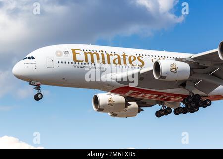 Emirates Airbus A380 Flugzeug Aeropuerto de Londres Heathrow Foto de stock