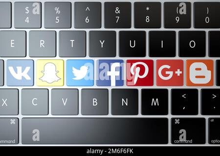 Varios iconos de redes sociales y servicios en el teclado de la computadora portátil. Concepto de tecnología. Renderizado 3D Foto de stock