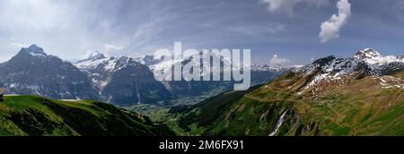 Vista panorámica aérea - First, Grindelwald, Suiza - Montañas de los Alpes suizos - Región de Jungrau, Oberland bernés Foto de stock