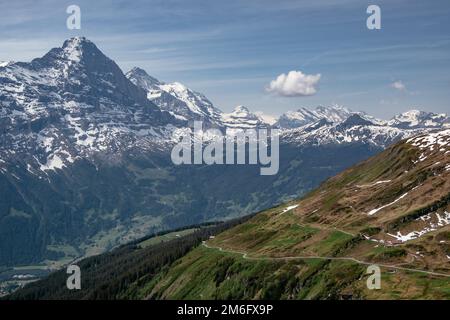 Vista panorámica aérea - First, Grindelwald, Suiza - Montañas de los Alpes suizos - Región de Jungrau, Oberland bernés Foto de stock