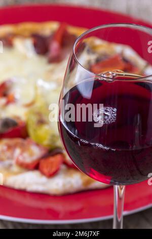 Cerca de vino tinto con una pizza Foto de stock