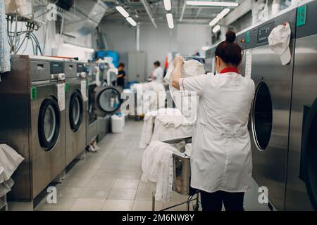 Limpieza en seco de ropa paño limpio proceso químico lavandería tintorería  industrial