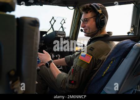 El Capitán de la Fuerza Aérea de los EE. UU. Benjamin Lynch, piloto del 517th.º Escuadrón de Transporte Aéreo, realiza una lista de verificación previa al vuelo durante el FLAG ROJO-Alaska 22-1 en la Base Conjunta Elmendorf-Richardson, Alaska, el 3 de mayo de 2022. RF-A está diseñado para proporcionar un entrenamiento realista en un entorno de combate simulado. Foto de stock