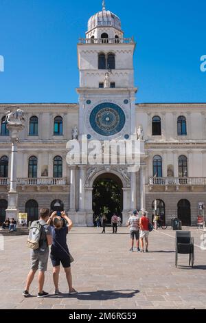 Veneto turismo, vista en verano de la Piazza dei Signori que muestra la Torre dell'Orologio y su reloj astronómico, Padua (Padua) Veneto, Italia Foto de stock
