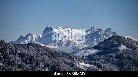 Loferer Steinberge en invierno, panorama alpino, vista de las montañas cubiertas de nieve de Bixen im Thale, Tirol, Austria Foto de stock