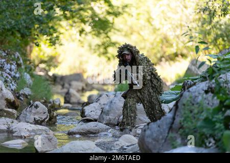 un militar hombre o airsoft jugador en un camuflaje traje furtivo