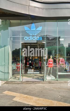 ADIDAS en China: la fachada de la tienda durante una venta especial, Esta famosa marca alemana hace ropa de popular, China 17 de junio de 2019 Fotografía de - Alamy