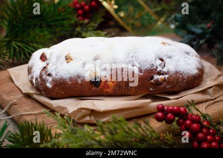 Navidad stollen es un tradicional Dresdner pastel de Navidad alemán Stollen con crianza, bayas y nueces. Decoraciones de Navidad Foto de stock