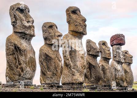Esculturas de moai en Ahu Tongariki en la Isla de Pascua, Chile Foto de stock