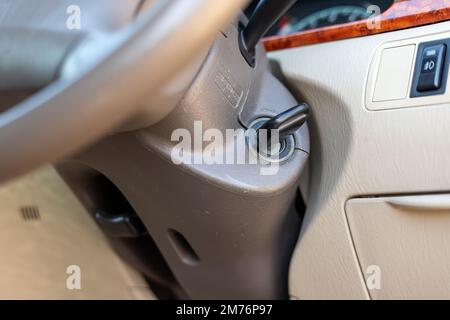 Interruptor de encendido con llave de coche Fotografía de stock - Alamy