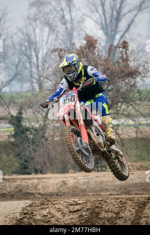 Crema, Italia – 12/2022: Moto de motocross realizando acrobacias en pista de entrenamiento Foto de stock