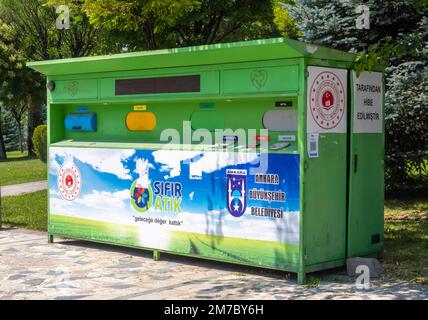 Grandes estaciones de eliminación de residuos separadas marcadas por colores. textil, vidrio, residuos plásticos. Ankara, Turquía Foto de stock