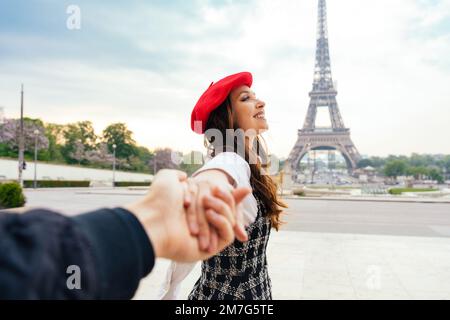 Alegre pareja feliz en el amor visitando el centro de la ciudad de París y la Torre Eiffel. Turistas estadounidenses que viajan por Europa y citas al aire libre Foto de stock