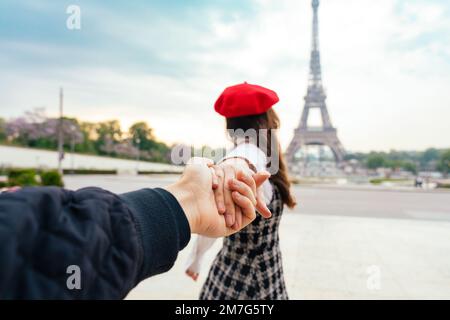 Alegre pareja feliz en el amor visitando el centro de la ciudad de París y la Torre Eiffel. Turistas estadounidenses que viajan por Europa y citas al aire libre Foto de stock
