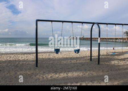 Columpios para niños vacíos en San Clemente State Beach, California Foto de stock