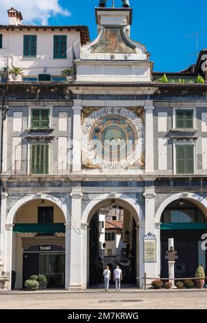 Torre dell'Orologio Brescia, vista del reloj astronómico de la época renacentista en la Torre dell'Orologio (1550) en la Piazza dell Loggia, Brescia Italia Foto de stock