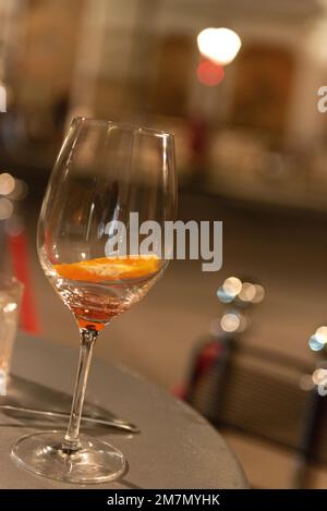 Aperol spritz, aperitivo, bar, vasos vacíos Foto de stock