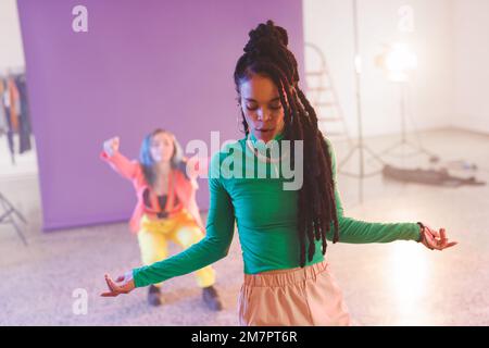 Imagen del grupo de dos bailarines de hip hop femeninos diversos felices en estudio Foto de stock