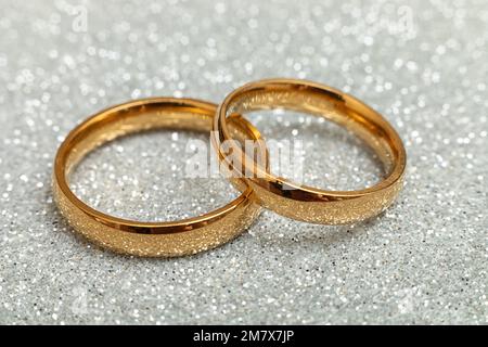 Te casar s conmigo Dos anillos de boda de oro sobre fondo de