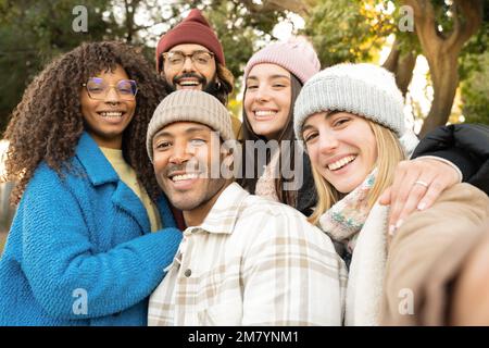 Amigos posando para selfie. grupo de pessoas alegres, fotografando