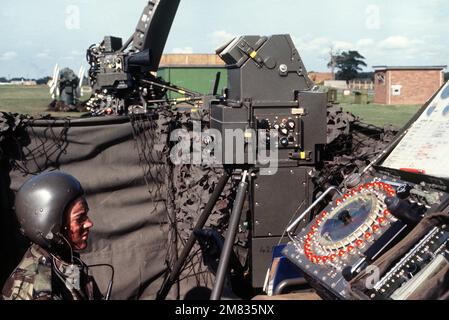 Un soldado británico opera el rastreador de radar de un sistema de misiles tierra-aire Rapier durante Brave Defender '85. Asunto Operación/Serie: BRAVE DEFENDER '85 País: Inglaterra / Gran Bretaña (ENG) Foto de stock