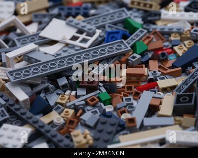 Tambov, Federación Rusa - 03 de enero de 2023 Una pila de piezas de Lego. Primer plano. Foto de stock