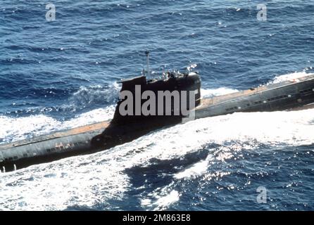 Una vista a estribor de un submarino de patrulla cubano de la Clase Foxtrot construido por los soviéticos en marcha. País: Desconocido Foto de stock