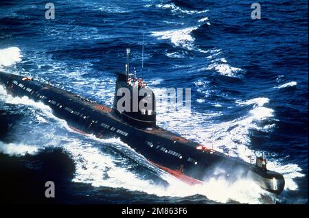 Un submarino patrullero cubano de la Clase Foxtrot construido por los soviéticos en marcha. País: Desconocido Foto de stock