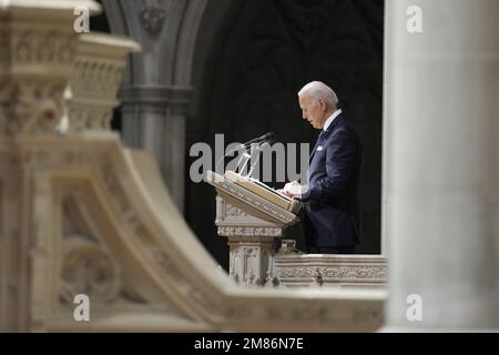 Washington, Estados Unidos. 12th de enero de 2023. El presidente de Estados Unidos, Joe Biden, hace declaraciones en un acto conmemorativo para el ex secretario de Defensa de Estados Unidos, Ashton Baldwin Carter, en la Catedral Nacional de Washington, DC, el jueves 12 de enero de 2023. Foto de Chris Kleponis/ Crédito: UPI/Alamy Live News Foto de stock