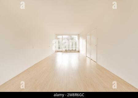 una habitación vacía con paredes blancas y pisos de madera en la parte media de la habitación es pisos de madera clara Foto de stock