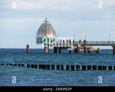 La campana de buceo lista para bucear en el muelle de Zingst en el Darß