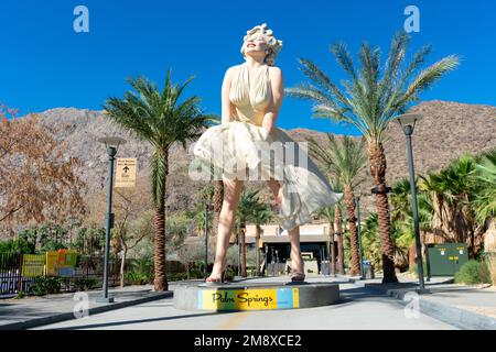 Marilyn Una estatua gigante de Marilyn Monroe diseñada por Seward Johnson frente al Museo de Arte de Palm Springs. - Palm Springs, California, U. Foto de stock