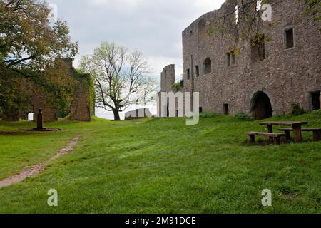 Ruinas del castillo de Hohentwiel cerca de la ciudad de Singen, Alemania Foto de stock