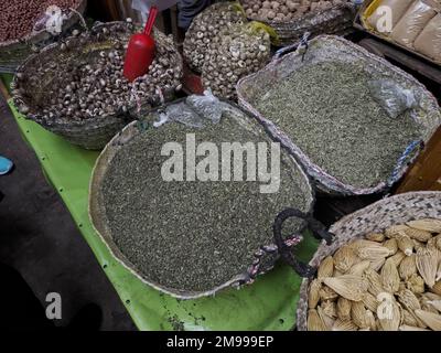 Palillos bereberes - las cabezas secas de las flores de hinojo (Ammi visnaga), utilizadas en Marruecos para la limpieza de dientes en fez medina Foto de stock