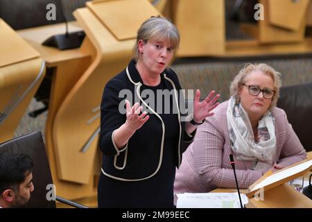 Edimburgo Escocia, Reino Unido 17 de enero de 2023. Shona Robison en el Parlamento escocés. credit sst/alamy noticias en vivo Foto de stock