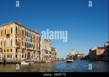 La Universidad de Ciencias, Letras y Arte en el Gran Canal de Venecia contra el puente de la Academia Foto de stock