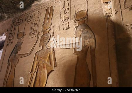 Diosas egipcias Isis en una ceremonia de coronación. Foto de stock