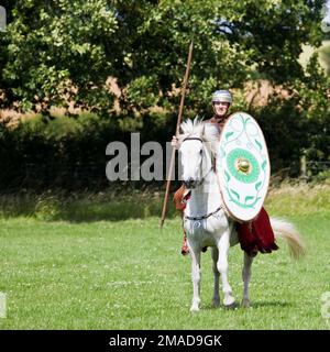 Hombre de caballería del ejército romano con escudo y lanza larga Foto de stock