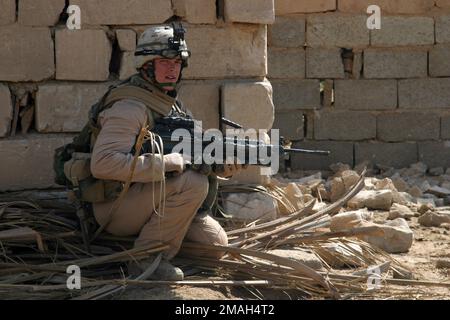 070323-M-6412C-010. [Complete] Texto de la escena: EE. UU Marine Corps Lance CPL. Ian M. Taylor, de Port Orchard, Washington, con 3rd pelotón, compañía E, 2nd batallón, 7th infantes de marina, proporciona seguridad fuera de una casa mientras otros infantes de marina buscan en el área circundante actividades de la Fuerza Anti Iraquí durante la Operación Zaidon II el 23 de marzo de 2007. La Fuerza de Tarea 2nd Batallón, 7th Marines está llevando a cabo la Operación Zaidon II en Zaidon, Irak para limpiar la ciudad de las Fuerzas Anti Iraquíes y negarles el uso adicional de la zona en el futuro. El Equipo de Combate del Regimiento 6 se despliega con las Fuerzas Multinacionales-Oeste en apoyo de la Operación Foto de stock