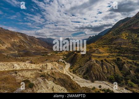 Clima cambiante en las montañas del Cáucaso. Vista panorámica. Daguestán. Foto de stock