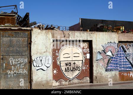 Mural / graffiti 'No Más Abuso' protestando contra la violencia doméstica y la violencia contra las mujeres en puerta de casa, Copiapo, Región de Atacama, Chile Foto de stock