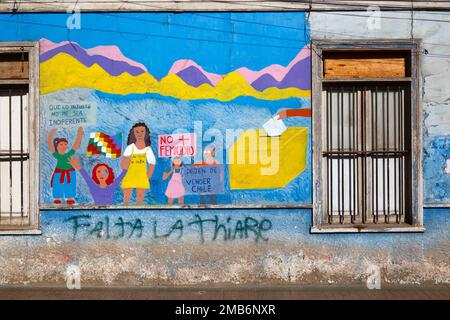 Mural en la pared de la escuela protestando contra la violencia contra las mujeres y exigiendo la igualdad de derechos para las mujeres, Copiapo, Chile Foto de stock