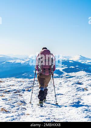 Deporte senderismo o trekking mujer con chaqueta de color púrpura