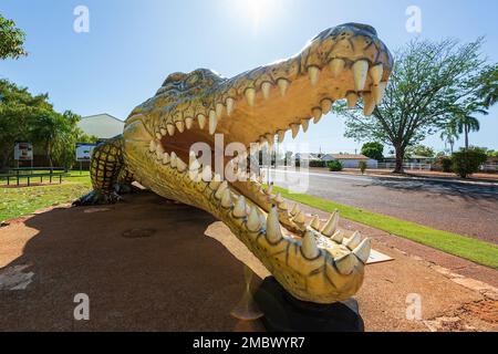 Krys, el Cocodrilo en Normanton, Queensland, Australia, es un modelo de  tamaño real (8,6m) de Australia el mayor cocodrilo conocido, whi Fotografía  de stock - Alamy