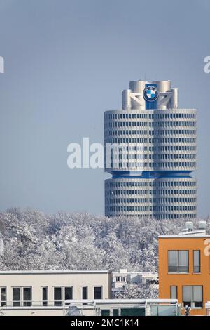 BMW Four Cylinder (también: Torre BMW) (rascacielos BMW), edificio principal de la administración y punto de referencia del fabricante de vehículos BMW en Petuelring en el Foto de stock
