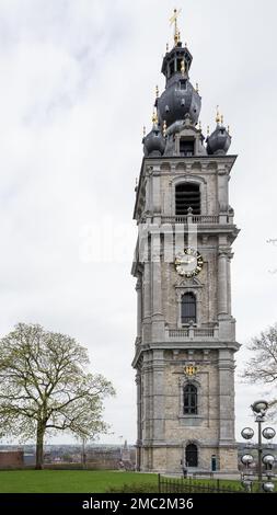 Detalle arquitectónico del campanario de Mons, el único campanario de Bélgica construido en estilo barroco (inscrito en el Patrimonio Mundial de la UNESCO en 1999) Foto de stock